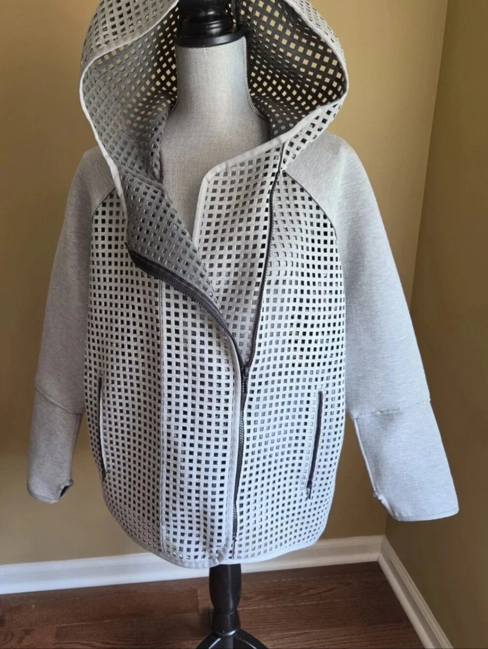 ELIE TAHARI SPORT Gray Laser Cut Hooded Zip-Up Jacket Size L PRE OWN EXCELLENT
